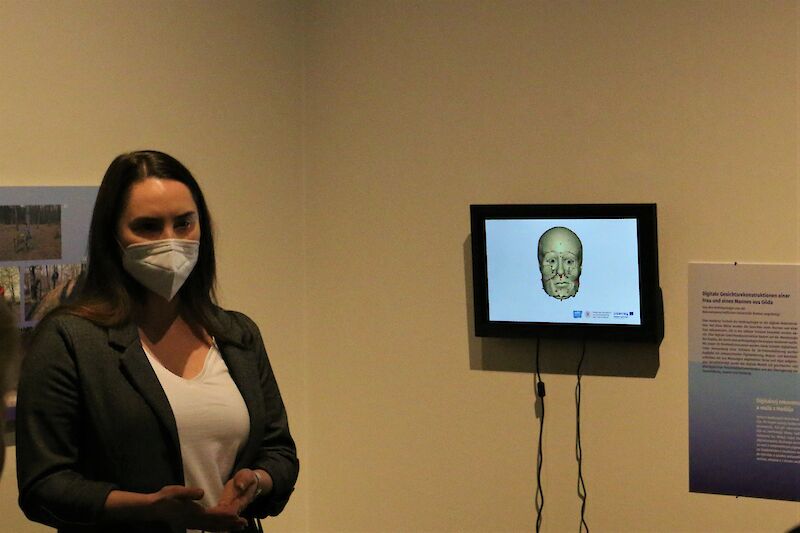Katarzyna Król (UPWr) wyjaśnia etapy cyfrowej rekonstrukcji głowy
